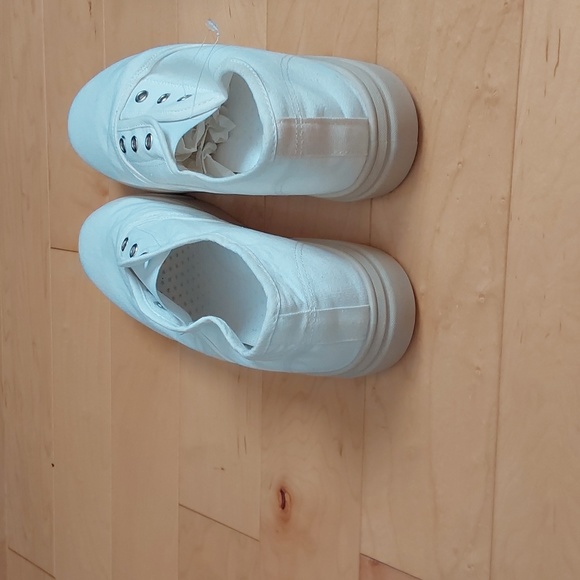 White canvas no lace sneaker - Picture 3 of 3